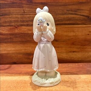 Precious Moments “Sharing A Gift Of Love” Special 1991 Limited Edition. 527114